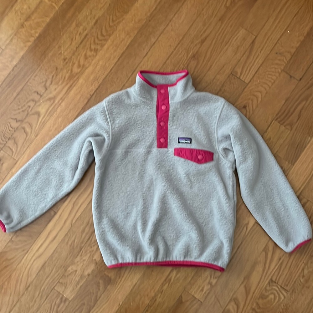 Patagonia Synchilla pullover. Girls sz Small (7-8). Grey with pink trim
